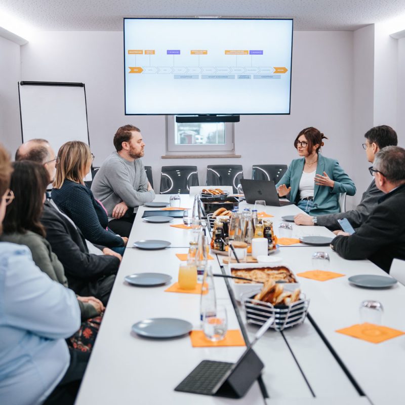 Vertreterinnen und Vertreter der Shytsees und des Landratsamts sitzen im Konferenzraum an einem Tisch und besprechen sich.